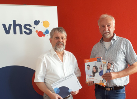 Bernd Kohnen (rechts), Leiter der Kreisvolkshochschule Altenkirchen, dankte Dr. Georg Friesdorf fr seine zwei Jahrzehnte whrende Ttigkeit in der Erwachsenenbildung. (Foto: Kreisverwaltung Altenkirchen)  