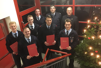 Fabian Stzen, Markus Veith, Steffen Hermann, Wehrfhrer Thomas Wickler, Hendrik Dietershagen, Wehrleiter Ralf Rtter, Luca Rohs, VG-Brgermeister 
Jens Sttzel( von links) Foto: Feuerwehr 