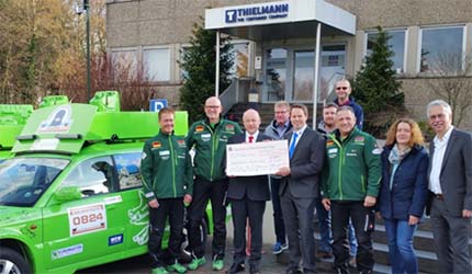 Die Hachenburger Frischlinge erhielten den symbolischen Scheck von den Geschftsfhrern Frank von der Heyden (3. v.l.) und Bjrn Stolz (5. v. l.). Foto: Verein