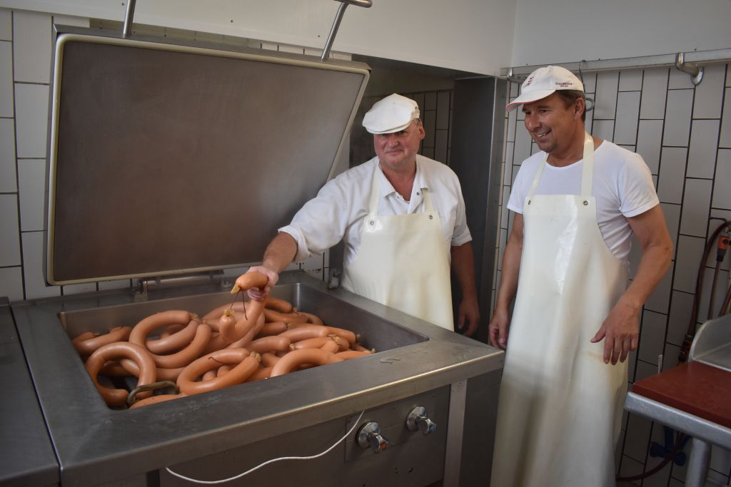 Auf diese freundlichen Metzger und ihre leckeren Fleisch- und Wurstwaren werden die Kunden in Krze verzichten mssen. Fotos: Wolfgang Rabsch