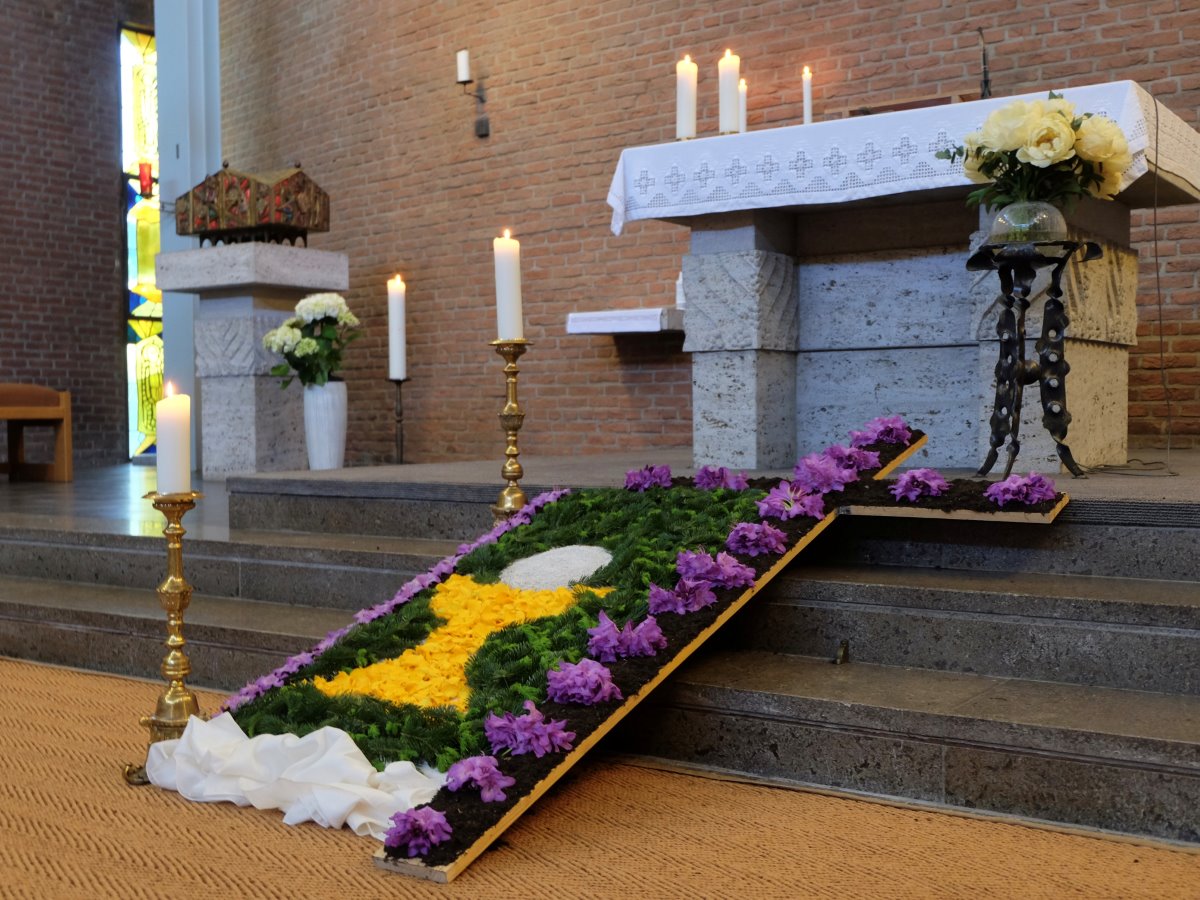 Liebevoll schmcken die fleiigen Helfer die St. Barbara-Kirche in Katzwinkel zu Fronleichnam mit einem bunten Bltenteppich. (Foto: KathaBe)  