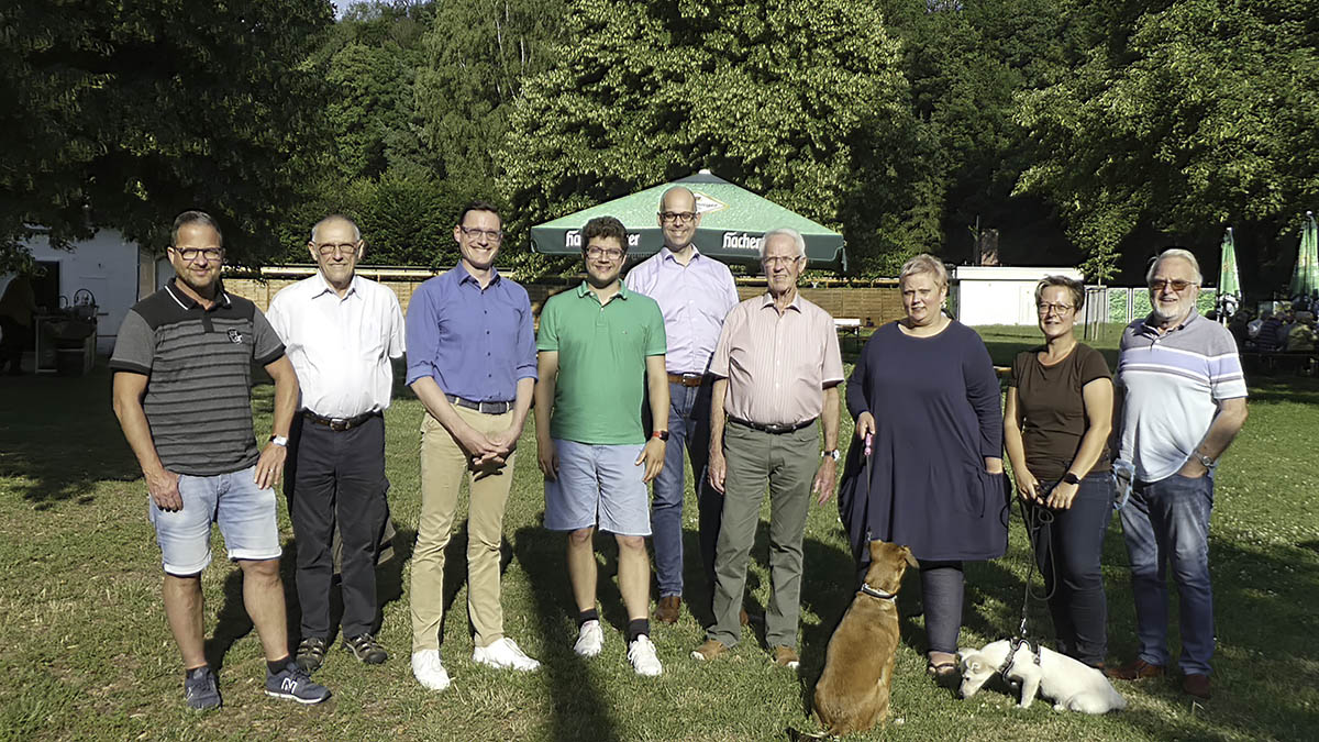 Von links: Michael Klein, Paul Lachmann, Jrg Rder, Matthias Grber, Daniel Veldman, Hans-Jrgen Klein, Nina Gross (mit Lilly), Melanie Martens (mit Billy), Lothar He (es fehlt: Gislinde Mller  die war bei der Arbeit in der Freibadkche). Foto: CDU