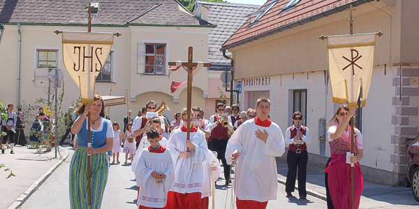 Fronleichnams-Tradition: eine Prozession. (Foto: Darius Lebok, Pixabay) 