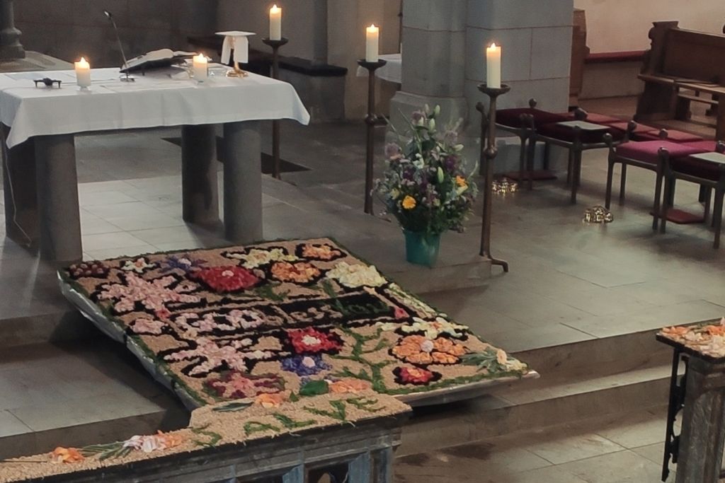 Blumenteppich in der Kirche St. Peter in Ketten. Fotos: privat