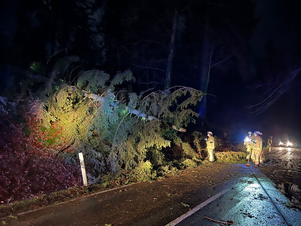 Auch in Crottorf an der L278 Richtung Weidenbruch war die Feuerwehr im Einsatz. (Foto: VG-Feuerwehr Kirchen)