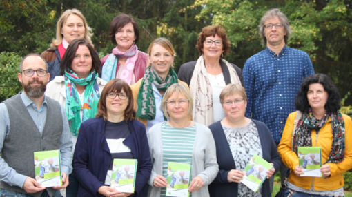 Die Mitglieder des Arbeitskreises Frhe Hilfen prsentieren den neuen Flyer mit Angeboten fr Familien mit Kindern im alter von bis zu drei Jahren im Westerwaldkreis. (Foto: Pressestelle der Kreisverwaltung)