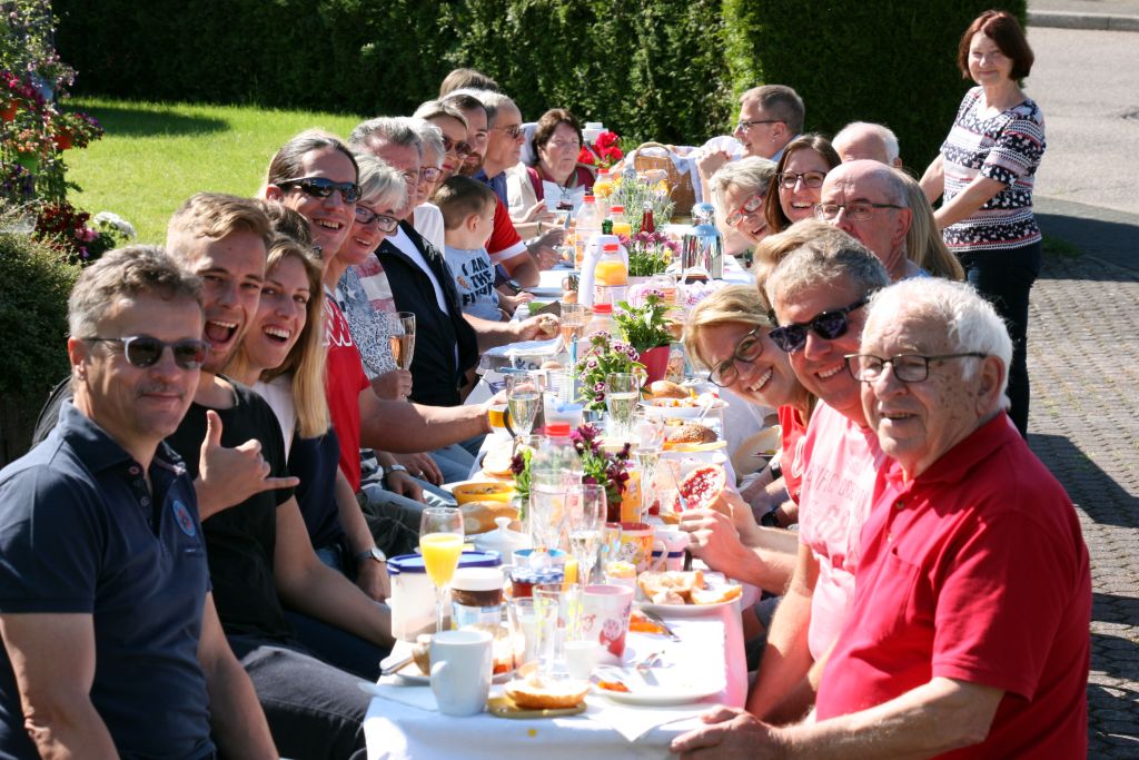 Hhr-Grenzhausen frhstckt am Traditionstermin vom City-und Brunnenfest