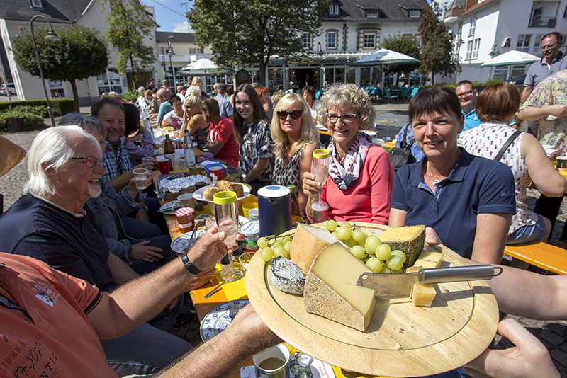 Gute Laune und ein erfolgreiches Konzept: Das Frhstck fr alle am Marktplatz in Selters. Fotos: pr
