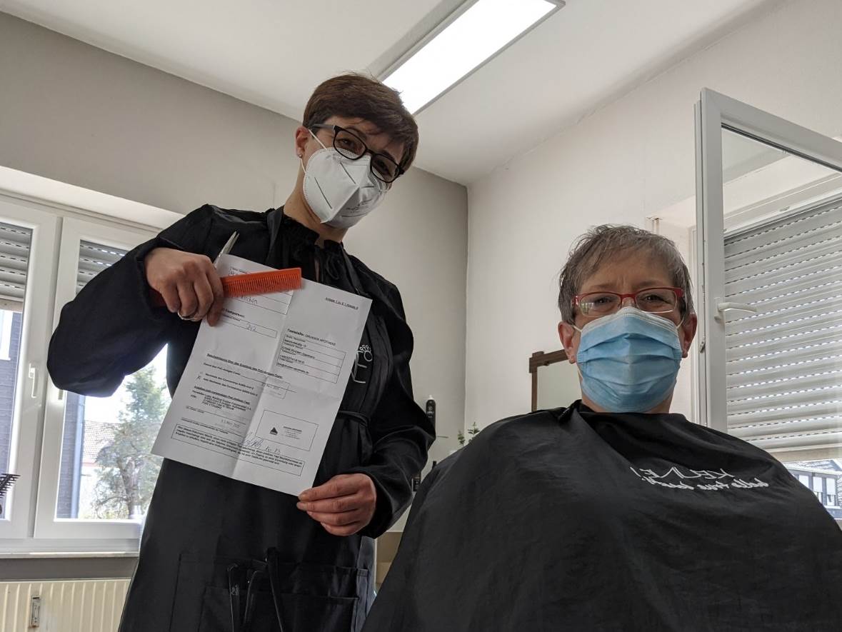 Kunden wie Ingeburg Hombach (rechts) durften Haarsalons, wie den von Alem Koyun, nur mit Bescheinigung eines negativen Schnelltests besuchen. Das hat sich nun mit der ab 8. April gltigen Allgemeinverfgung wieder gendert. Zumindest solange die Sieben-Tage-Inzidenz nicht wieder die 200er-Marke reien sollte. (Foto: ddp)