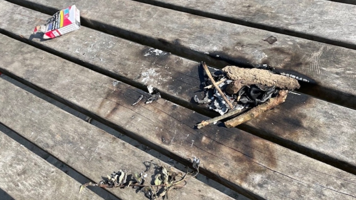 Unbekannte Tter entzndeten im Wissener Mehrgenerationenpark Steinbuschanlage ein Feuer auf einem Holztisch der Sitzgruppe in der Nhe des groen Holz-Klettergerstes. (Foto: Verwaltung)