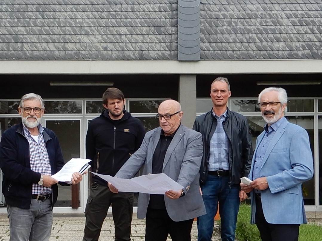 Die Arbeiten zur Generalsanierung der Friedewlder Turnhalle knnen bald starten (von links): Ortsbrgermeister Karl-Heinz Buhl, Architekt Sascha Starosta (Verwaltung), Architekt Paul P. Alhuser (Planungsbro Alhuser), Fachbereichsleiter Wolfgang Mrker und Brgermeister Wolfgang Schneider freuen sich ber den vor ein paar Tagen eingegangenen Frderbescheid vom Land. (Foto: VG-Verwaltung) 
