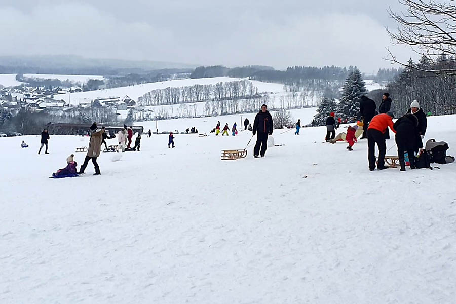 Die Fuchskaute ist der hchste Berg des Westerwaldes. Er liegt derzeit unter einer weien Decke. Foto: RS-Media