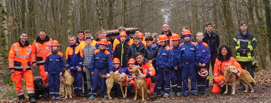 Jugendfeuerwehr Altenkirchen lernte Rettungshundestaffel kennen 