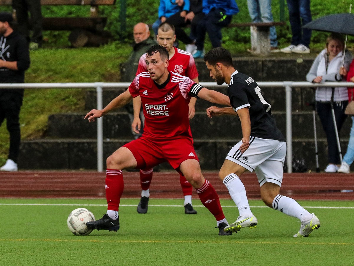 Die Eisbachtaler um Kapitn Max Olbrich (links) und die Hessenliga-Fuballer des TuS Dietkirchen spielen am 6. August zugunsten der Flutopfer sowie fr die Familie des verstorbenen Eisbachtaler Jugendspielers. Foto: Andreas Egenolf