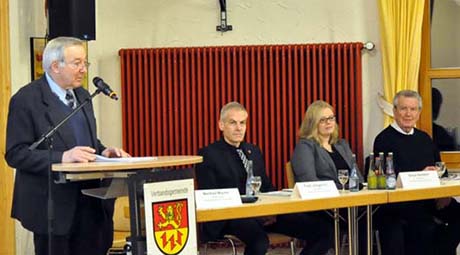 Manfred Maurer, Fred Jngerich, Sonja Hackbeil (Broleiterin VG Altenkirchen) und der erste Beigeordnete der VG Altenkirchen, Heinz Dber (Von links) standen Rede und Antwort. Fotos: kk