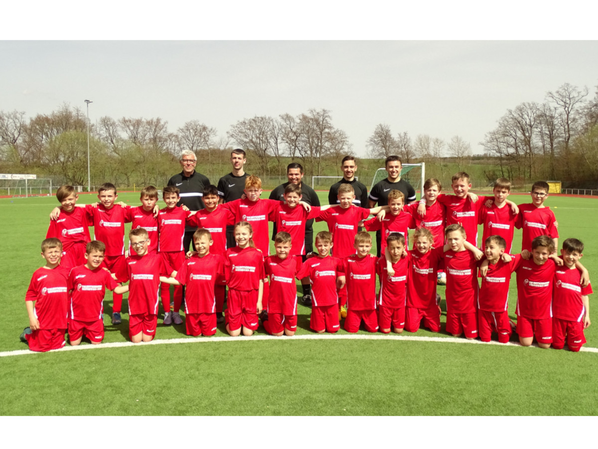 Das Tages-Fuballcamp der "Talentschmiede Westerwald-Nord" im Steinsbergstadion in Rennerod wurde begeistert angenommen. Das Trainerteam (hinten v.l.: Eddy Theis, Tjark Benner, Ricardo Fialho, Armin Kovacevic, Erjon Topalaj). (Foto: Willi Simon)