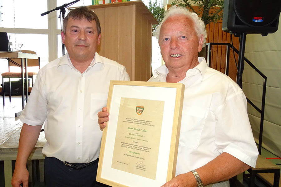 Erste Amtshandlung des neuen Kreisvorsitzenden Klaus Robert Reuter. Er ernennt seinen Amtsvorgnger  Friedel Hees (rechts) mit Urkunde zum Ehrenvorsitzenden des Fuballkreises.
Fotos: Willi Simon
