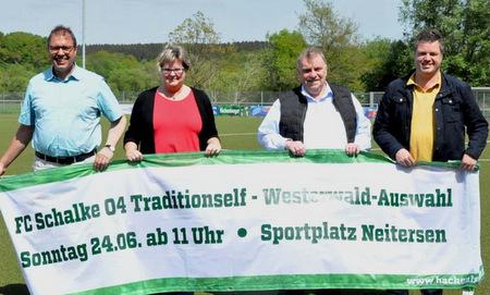 Prsentieren die Fuballschule mit Frank Mill und das Spiel der Traditionsmannschaft von Schalke 04 im uni: (von links) Gelinde Rder und Jochen Krentel von der Lebenshilfe, Ortsbrgermeister Horst Klein und Marco Schtz, Pressewart der  Wiedbachtaler Sportfreunde Neitersen. (Foto: kk)  