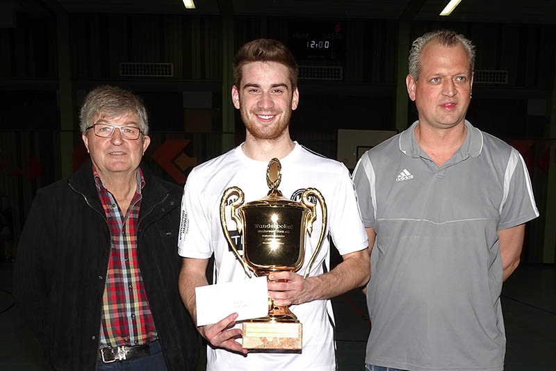 Prmien und Pokal berreichten Kreissachbearbeiter Bjrn Birk (rechts) und Staffelleiter Wolfgang Hrter (links). Fotos: Willi Simon 
