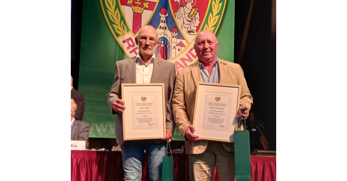 Ralf Lichtenthäler (rechts) vom SSV Almersbach-Fluterschen sowie Rainer Göttel vom VFL Oberlahr/Flammersfeld erhielten eine Auszeichnung. (Foto: privat) 