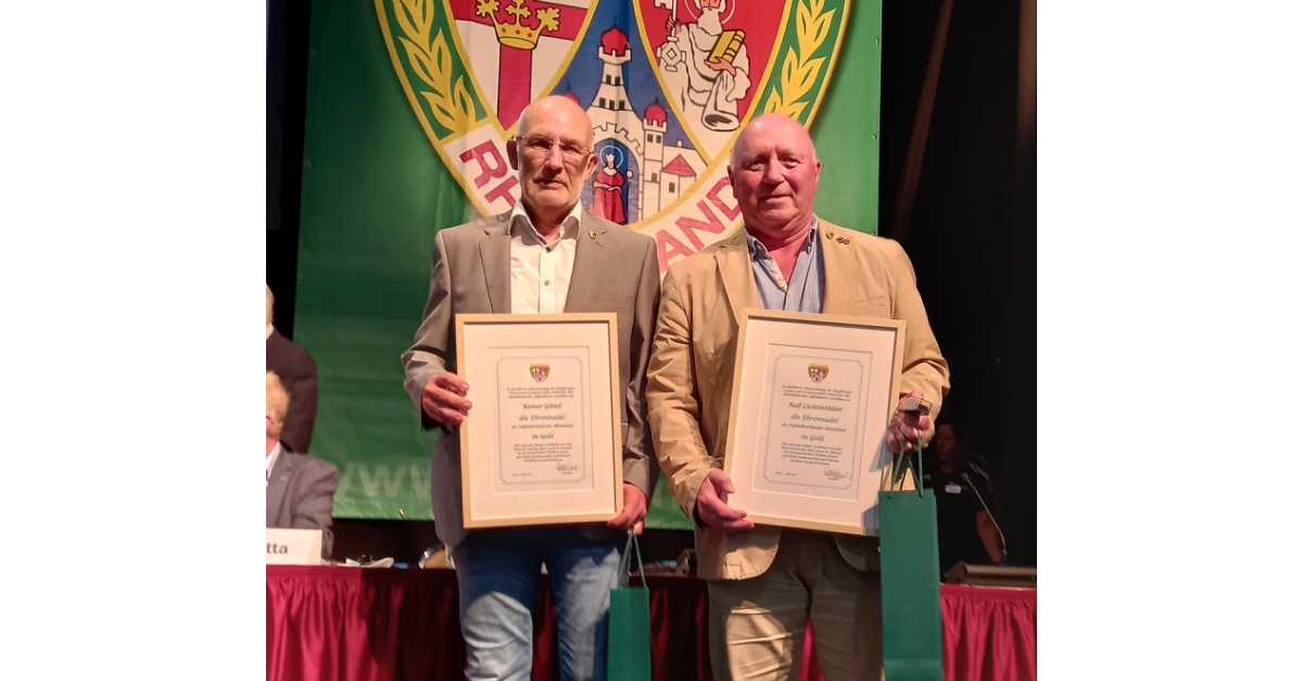 Ralf Lichtenthler (rechts) vom SSV Almersbach-Fluterschen sowie Rainer Gttel vom VFL Oberlahr/Flammersfeld erhielten eine Auszeichnung. (Foto: privat) 