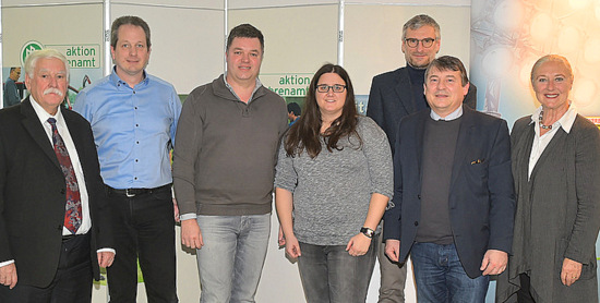 Gratulationen fr zwei verdiente Ehrenmter aus dem Kreis Altenkirchen: (von links) FVR-Prsident Walter Desch, Marc Hannemann, DFB-Kreis-Ehrenamtsbeauftragter, Marco Schtz, Jennifer Horn, Lutz Thieme, Prsident des Landessportbundes Rheinland-Pfalz, Klaus-Robert Reuter, Kreisvorsitzender des Fuballkreises Westerwald-Sieg, und Monika Sauer, Prsidentin des Sportbundes Rheinland. (Foto: FVR)