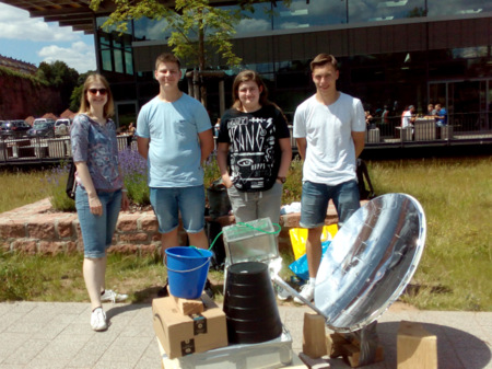 Erreichten den ersten Platz in Kaiserslautern: (von links) Studienrtin Christina Kunz, Hauke Weil, Noah Becher und Fabrizio Mhlon. (Foto: Freiherr-vom-Stein-Gymnasiums Betzdorf) 