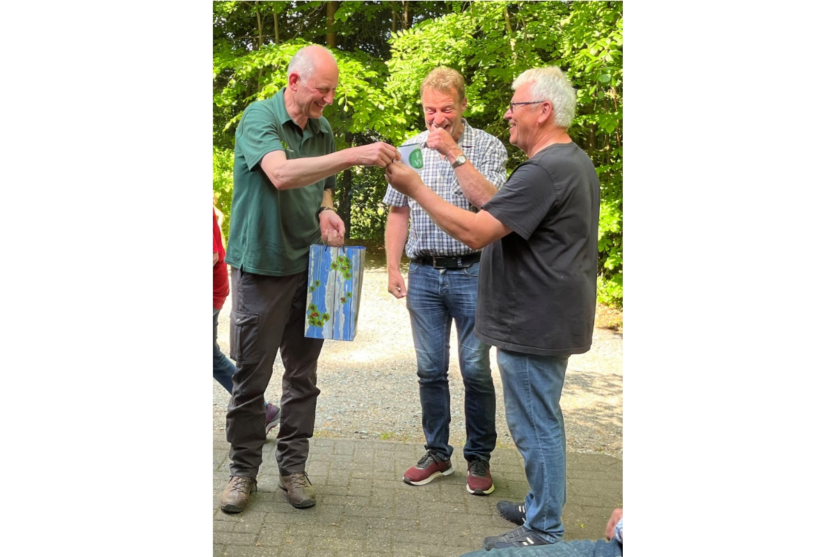 Der Vorstand des FVV bedankt sich beim Revierförster Erhard Rüdig für die gute Zusammenarbeit. (Foto: privat)