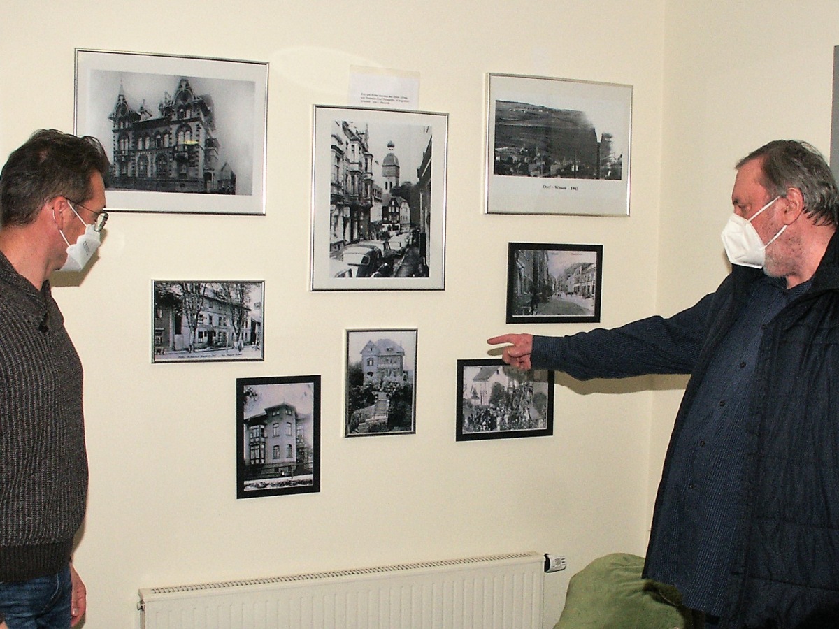Reiner Braun (rechts) stellt im Ladengeschft von Torsten Brenner acht Fotos aus Wissens Vergangenheit aus. (Foto: Bernhard Theis)