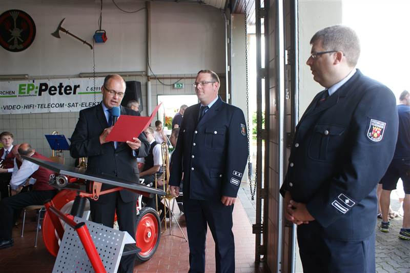 Auf Christian Baldus (2. von links) folgt Ralf Rtter (4. von links). Er wurde im Rahmen des Feuerwehrfestes von VG-Brgermeister Jens Sttzel (3. von links) in das Amt eingefhrt, genauso wie der neue stellvertretende Wehrleiter Steffen Kappes (rechts). Auerdem auf dem Foto: die Lebensgefhrtinnen der Feuerwehrmnner - und im Hintergrund der neue Einsatzwagen. Fotos: Daniel Pirker 