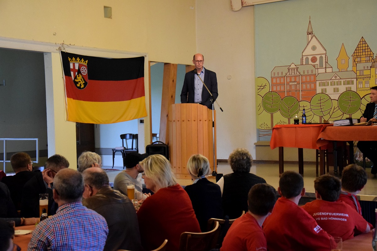 Brgermeister Jan Ermtraud und Wehrleiter Michael Scharrenbach konnten neben den aktiven Mitgliedern auch Landrat Achim Hallerbach, BKI Holger Kurz und weitere der kommunalen Familie begren. (Fotos: Lemgen  FW VG Bad Hnningen)