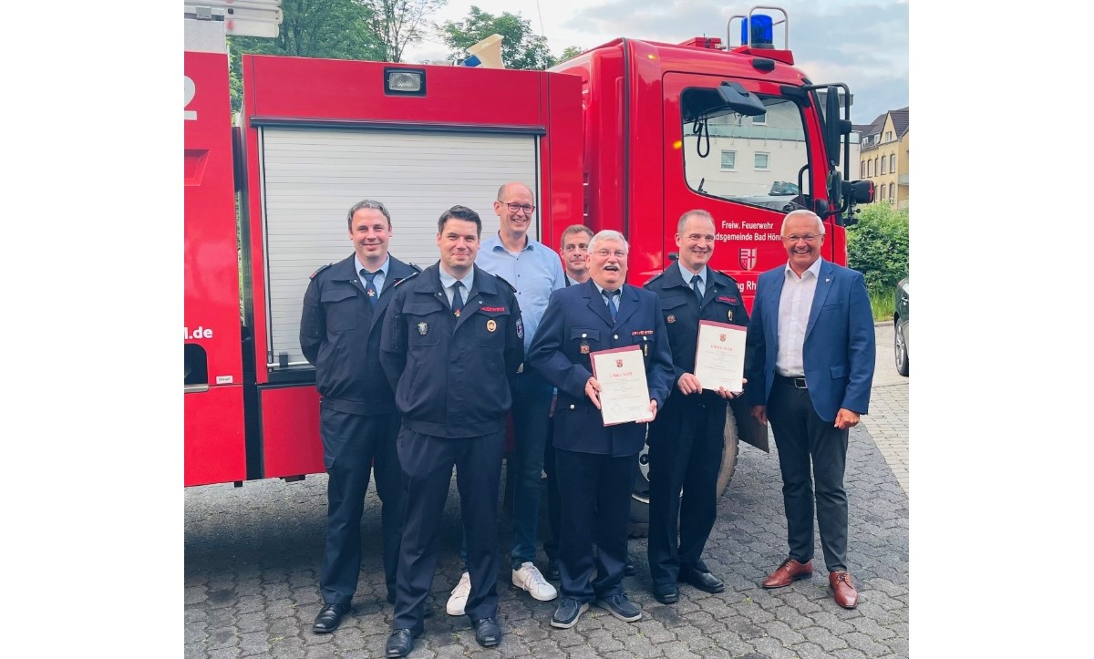 Landrat Achim Hallerbach (v.r.) hat Marcus Borchert und Reimund Scheidgen mit dem goldenen Feuerwehrabzeichen ausgezeichnet. Mit ihnen freuten sich Wehrleiter Michael Scharrenbach, Brgermeister Jan Ermtraud, Wehrfhrer Peter Scheidgen und sein Stellvertreter Christian Erben. (Foto: privat)