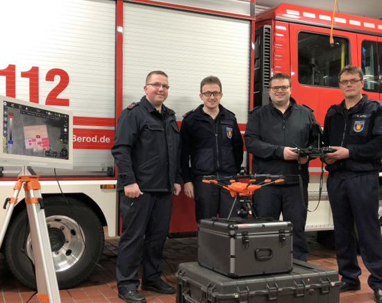 Bereit fr den Einsatz: (von rechts) Frdervereinsvorsitzender Alexander Wehner bergibt die Fernsteuerung des Multicopters an den stellvertretenden Wehrfhrer Pascal Mller, daneben Torsten Mller und Wehrfhrer Oliver Euteneuer. (Foto: privat) 