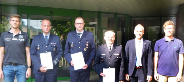 Wechsel an der Feuerwehr-Spitze: (von links) Andreas Becker, Sachbearbeiter der Altenkirchener Verwaltung, Ralf Schwarzbach, Michael Heinemann, Andreas Krger, Brgermeister Fred Jngerich und Sebastian Pfeiffer, Fachgebietsleiter Brandschutz bei der Altenkirchener Verwaltung. (Foto: Verbandsgemeindeverwaltung)