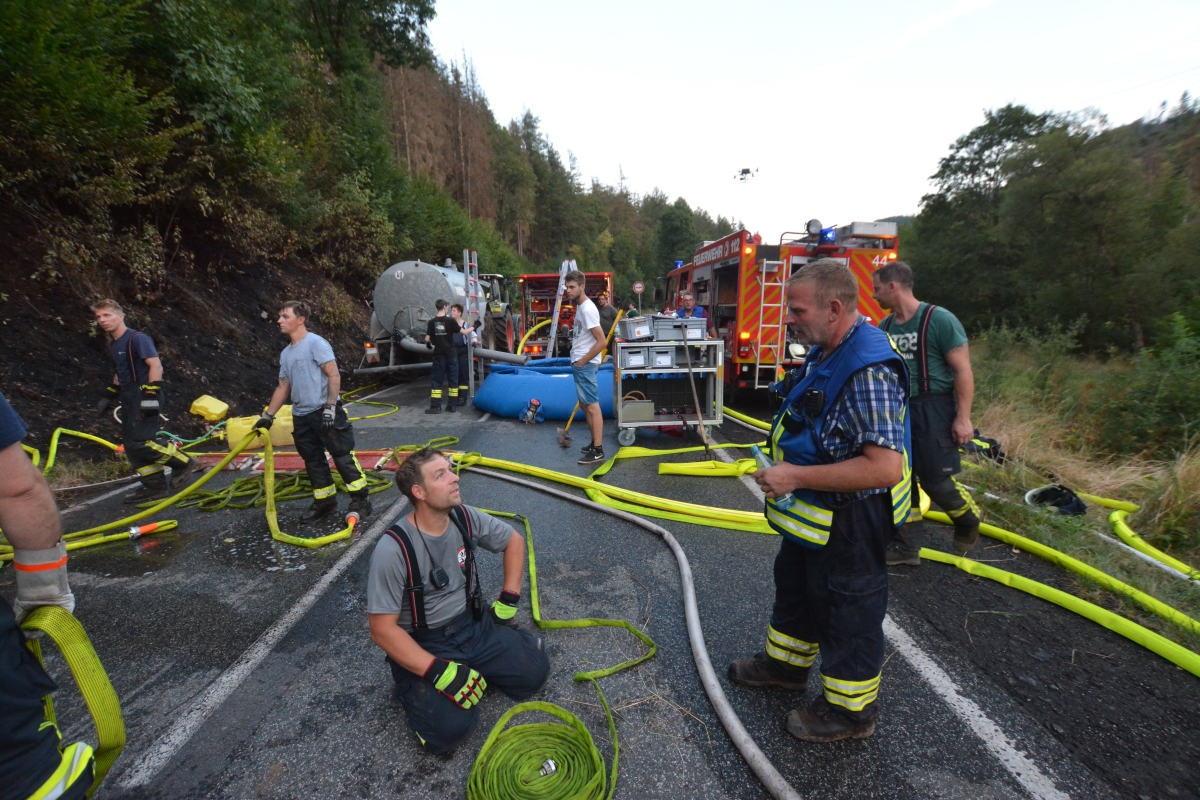 Waldbrand zwischen Alsdorf und Schutzbach: Erst nachmittags, dann abends wieder
