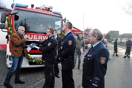 Symbolische Schlsselbergabe an den Wehrfhrer des Lschzuges Berod, Oliver Euteneuer, durch VG-Brgermeister Fred Jngerich. Fotos: kk