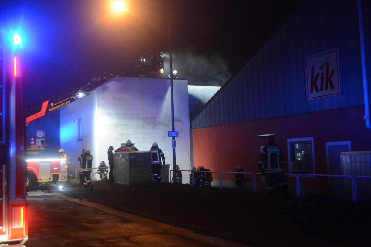 Feuerwehrleute suchten unter Atemschutz in dem verrauchten Komplex nach Menschen, konnten aber schlielich entwarnen. Foto: (tt)
