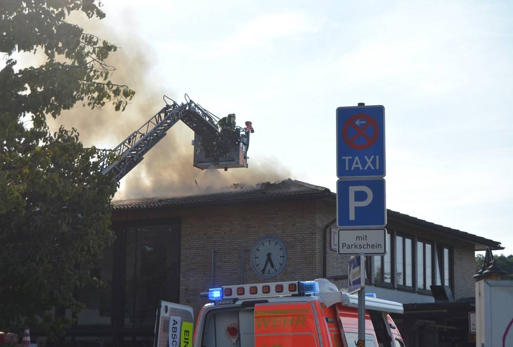 Von der Drehleiter aus und mit Einreihaken mussten sich die Feuerwehrleute einen Zugang zum Feuer verschaffen. Foto: (tt)