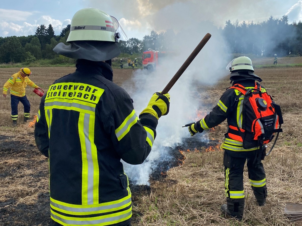 Eindrcke von der praktischen bung auf einem Stoppelfeld in Steinebach. (Fotos: VG Feuerwehr Betzdorf-Gebhardshain) 