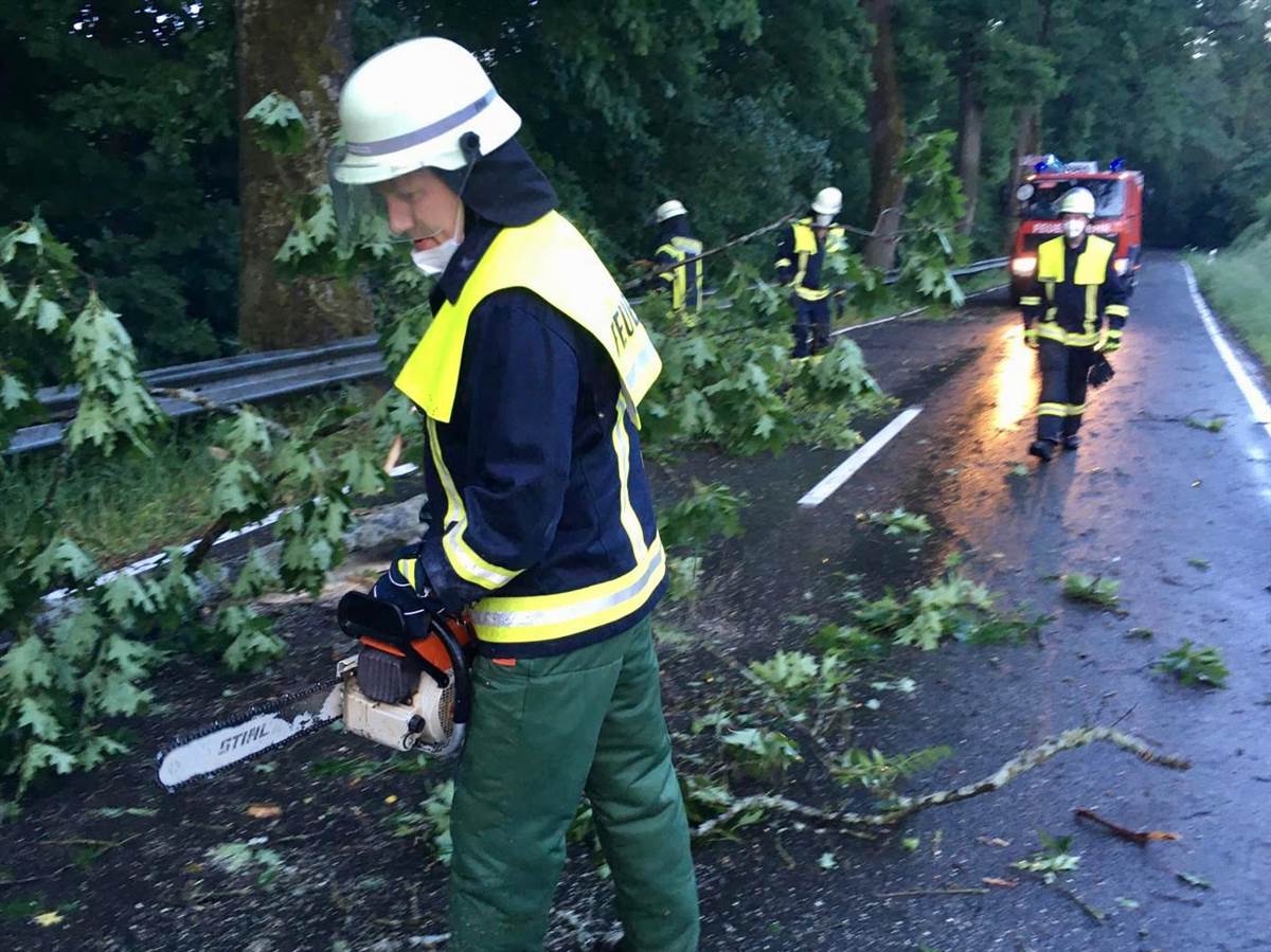 Feuerwehren, Straenmeistereien und Polizei waren gleich mehrfach im Einsatz, um die Folgen des nchtlichen Unwetters zu beseitigen - unter anderem im Wildenburger Land. (Fotos: Feuerwehr Friesenhagen)