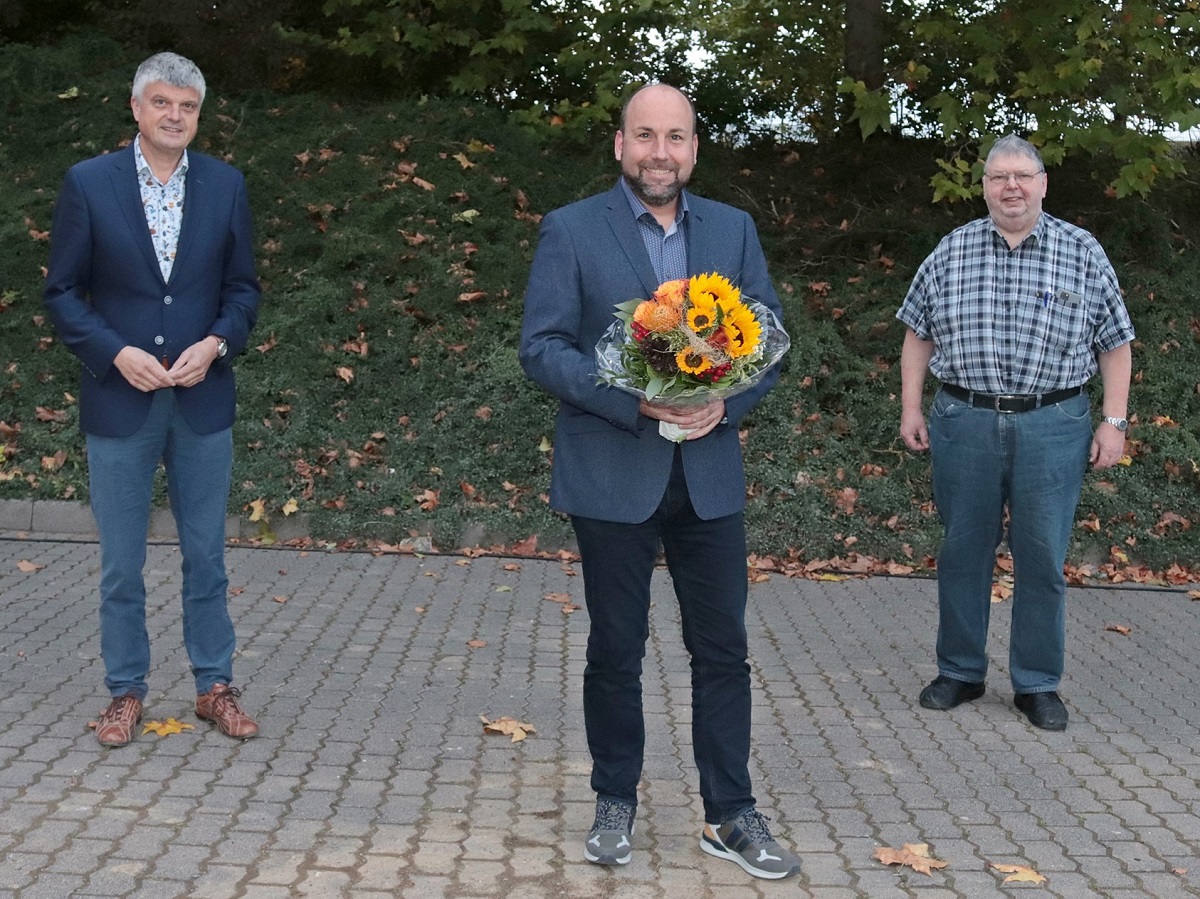 Dem frisch gebackenen Ortsbrgermeister von Maxsain und Zrbach Andre Philippi (Mitte) gratulieren links: Klaus Mller (Brgermeister der VG Selters) und rechts der Vereins- und Fraktionsvorsitzende der VG-FWG Hanno Steindorf. (Fotoquelle: Hanno Steindorf)