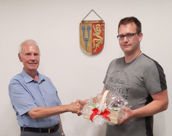 Der neue Hatterter FWG-Vorsitzende Cornelius Denter (rechts) dankte dem langjhrige Frontman Otmar Strunk. (Foto: FWG)