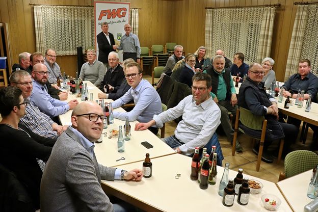 Helmut Lamp nimmt die Gratulation des Vorsitzenden der FWG Sessenhausen, Christian Windolph, zu seiner Wahl als Brgermeisterkandidat vor den zahlreich erschienen Mitgliedern fr die Wahl am 26. April entgegen. Foto: privat