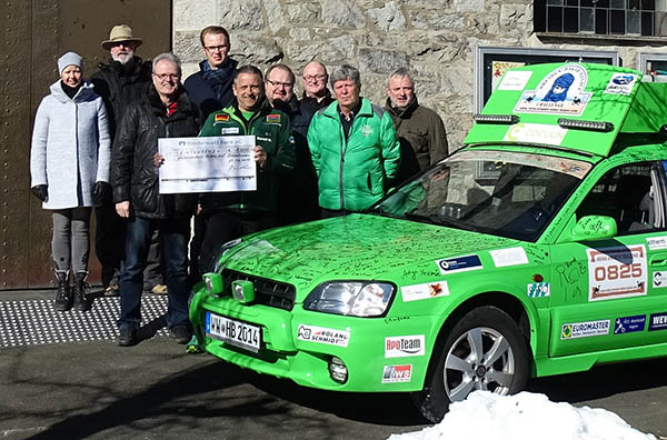 v.l.n.r. Petra Hilz, Werner Eiser, Manfred Zirfas, Christian Fein, Rallyefahrer Bernd Hilz, Gerhard Stahl, Egbert Herbst, Helmut Lamp, Herbert Graw, Christian Windolph (nicht im Bild). Foto: Privat