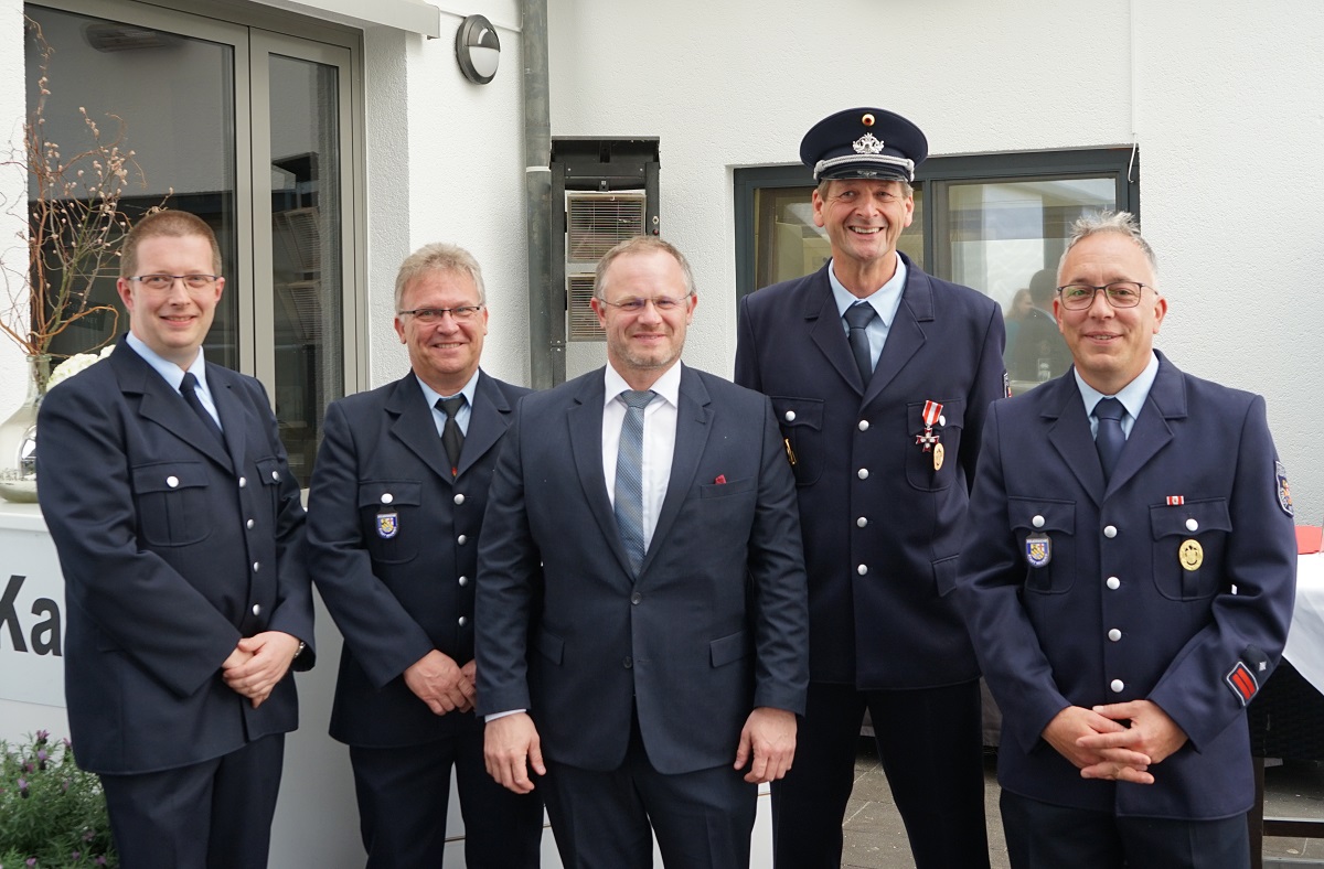 V.l.n.r.: Stellvertretender Wehrleiter Florian Bauer, Lschzugfhrer BM Markus Hnermann, Oberbrgermeister Jan Einig, ehemaliger Lschzugfhrer Bernd Essing und stellvertretender Lschzugfhrer OBM Pascal Blum. (Foto: Privat)