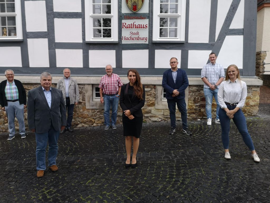 Freie Whlergruppe (FWG) Hachenburg und MdL Lisa-Marie Jeckel (FREIE WHLER) vor dem Rathaus der Stadt Hachenburg. Foto: privat