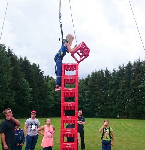 Bei Torwandschieen, Kisten stapeln, Fragen rund um die Feuerwehr, Minigolf spielen, einem Beachvolleyball-Turnier sowie Bootfahren auf dem Weiher kam keine Langeweile auf. (Foto: Verbandsgemeinde Selters)