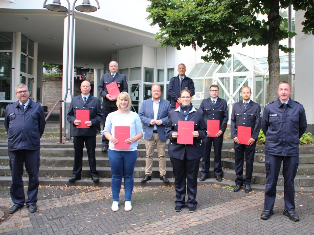 Brgermeister Andreas Hundhausen (Mitte) nahm einige Bestellungen und Befrderungen vor. (Foto: VG-Feuerwehr Kirchen) 