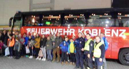 Die gestrandeten belgischen Urlauber wurden von der Koblenzer Berufsfeuerwehr zum nchsten Rastplatz nach Limburg gebracht. (Foto: Verkehrsdirektion Koblenz)