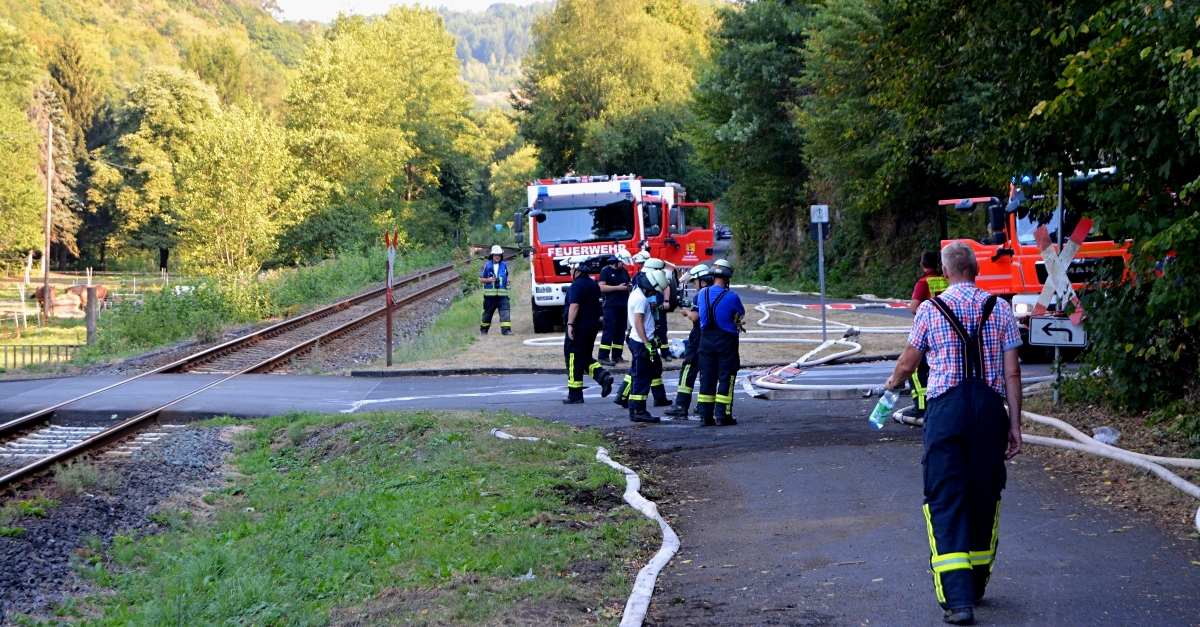 Der Bahnbergang am "Schutzbacher Bahnhof": Die Einsatzstelle lag in unmittelbarer Nhe zum Gleis der Daadetalbahn. Deren Betrieb musste fr die Einsatzdauer eingestellt werden. (Foto: tt)